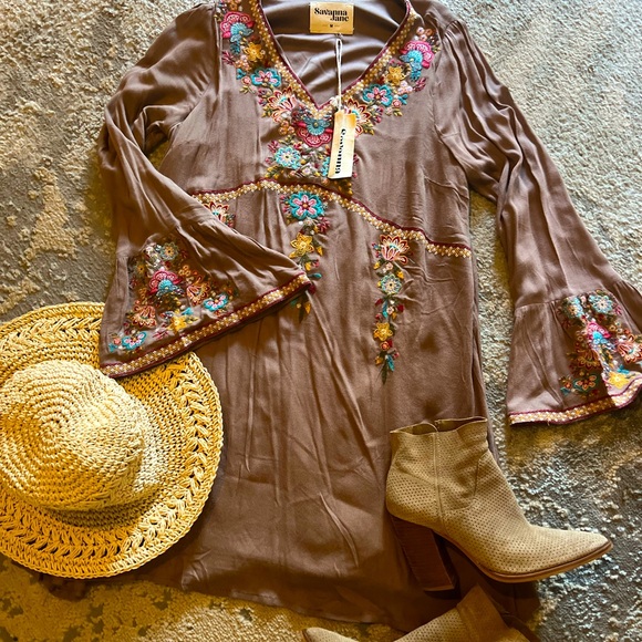 NWT Savanna Jane Embroidered Boho Bell Sleeve Dress M - Picture 1 of 7
